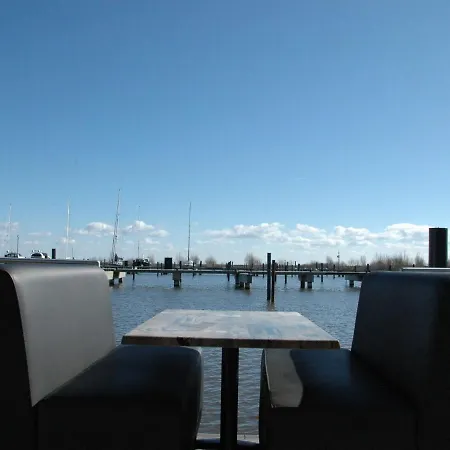 船上ホテル Beautiful Houseboat In The Harbour Of Near Centre フォーレンダム