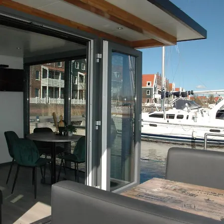 Beautiful Houseboat In The Harbour Of Near Centre 船上ホテル フォーレンダム