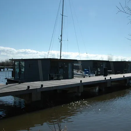 بوتيل Boat In Near Marina Museum