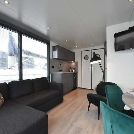 Boat In Near Marina Museum بوتيل فولُندام