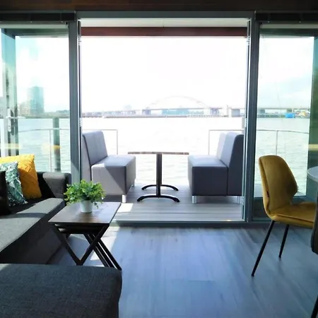 بوتيل Boat In Near Marina Museum