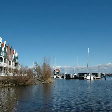 船屋 Boat In Near Marina Museum *