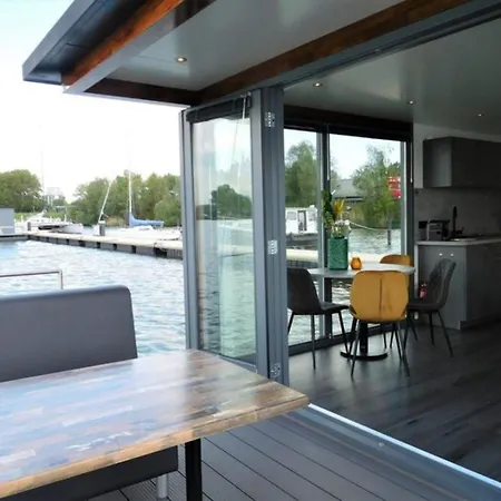 Boat In Near Marina Museum بوتيل فولُندام