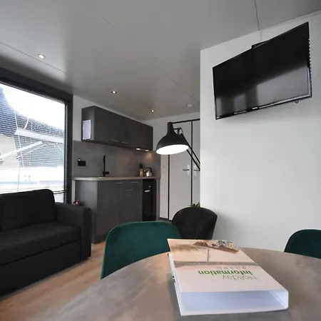 بوتيل Boat In Near Marina Museum