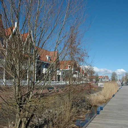Boat In Near Marina Museum بوتيل فولُندام
