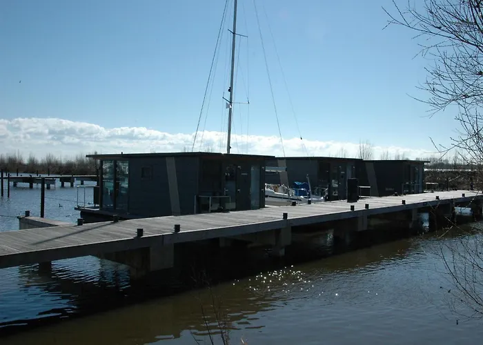 船屋 Boat In Near Marina Museum