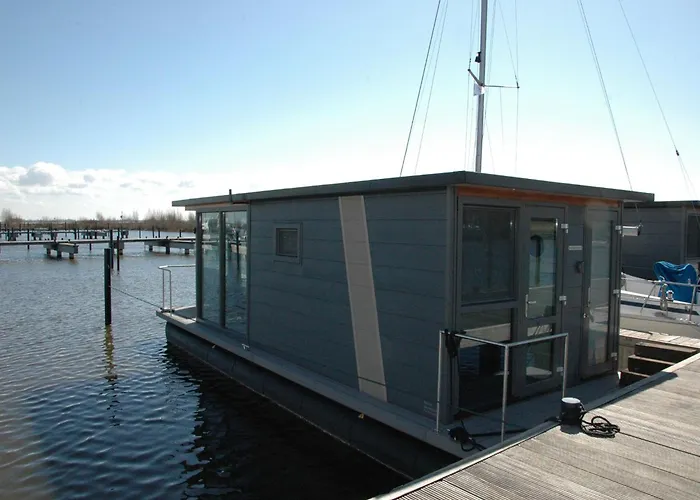船屋 Boat In Near Marina Museum