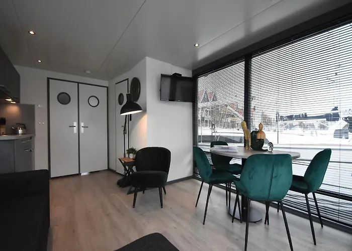 Boat In Near Marina Museum * 福伦丹