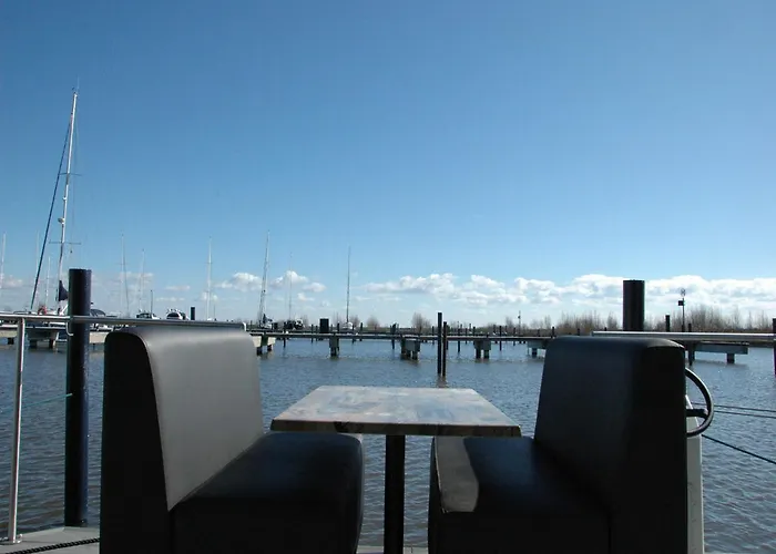 船屋 Boat In Near Marina Museum