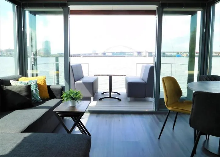 Πλωτό κατάλυμα Boat In Near Marina Museum