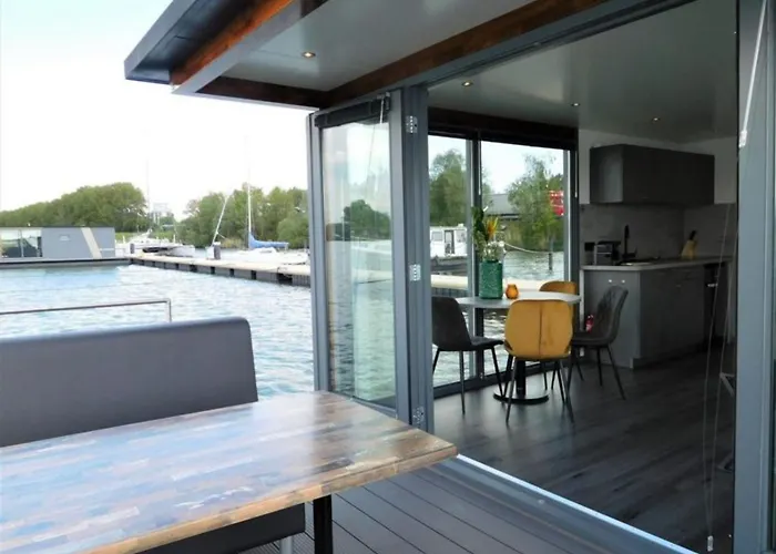 Boat In Near Marina Museum Πλωτό κατάλυμα Φόλενταμ