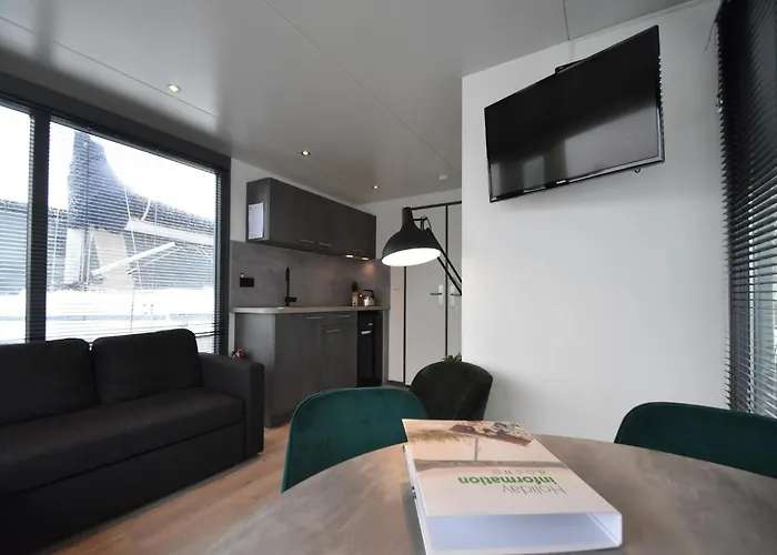 船屋 Boat In Near Marina Museum