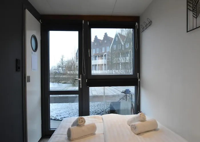 Boat In Near Marina Museum 船屋