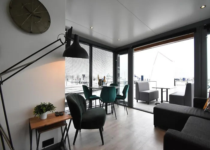 船屋 Boat In Near Marina Museum *